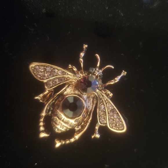 New Rhinestone Bee Brooch. - Picture 2 of 14